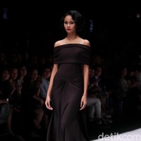 Koleksi terbaru dari busana Billy Tjong di Jakarta Fashion Week 2017. Senayan City. Jakarta. [Foto: Mohammad Abduh/Wolipop]