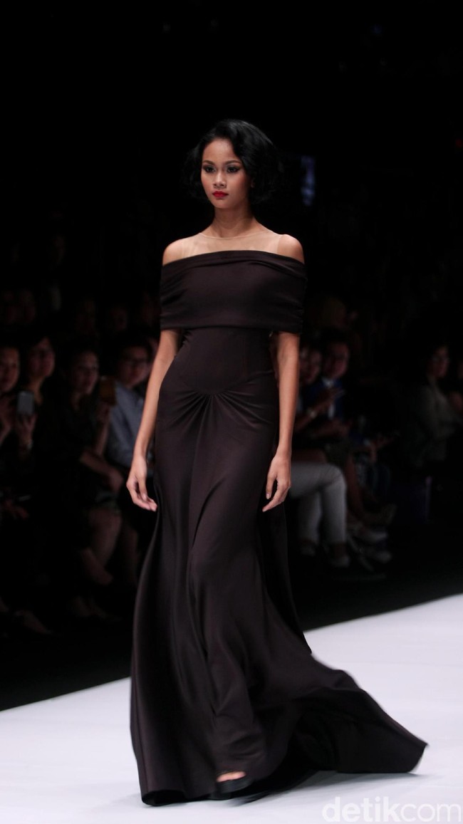 Koleksi terbaru dari busana Billy Tjong di Jakarta Fashion Week 2017. Senayan City. Jakarta. [Foto: Mohammad Abduh/Wolipop]