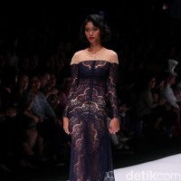 Koleksi terbaru dari busana Billy Tjong di Jakarta Fashion Week 2017. Senayan City. Jakarta. [Foto: Mohammad Abduh/Wolipop]
