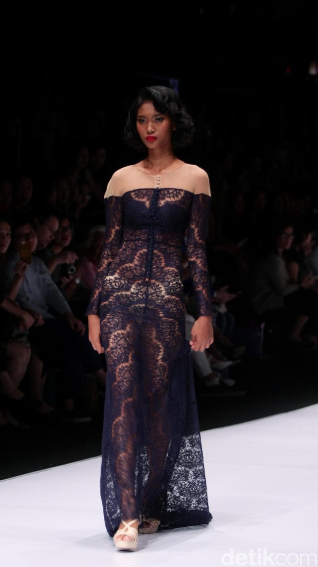 Koleksi terbaru dari busana Billy Tjong di Jakarta Fashion Week 2017. Senayan City. Jakarta. [Foto: Mohammad Abduh/Wolipop]