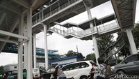 Eskalator sudah disiapkan untuk lansia dan ibu hamil. Bagi penyandang disabilitas, Pemprov DKI punya ancang-ancang untuk melengkapi koridor 13 dengan lift.