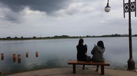 Sebelum pertandingan dimulai Anda bisa bersantai di pinggir danau Jakabaring ini. Setelah pertandingan pun bisa menggalau di tempat ini.