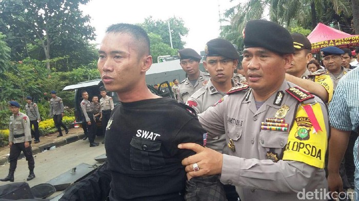 Polisi Amankan Seorang Pria dari Depan Lokasi Sidang Ahok