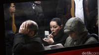 Berdesakan di dalam kereta atau harus menunggu bus selama berjam-jam di tengah cuaca dingin, gelap dan lembab, membuat banyak pengguna kereta komuter London frustrasi. REUTERS/Dylan Martinez.