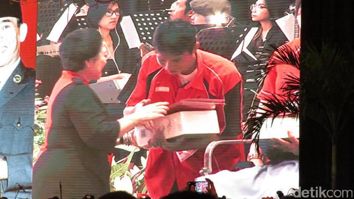 Megawati Beri Penghargaan kepada Kader PDIP yang Dikeroyok