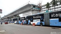 Bus TransJakarta mengantre untuk memasuki Terminal Blok M.