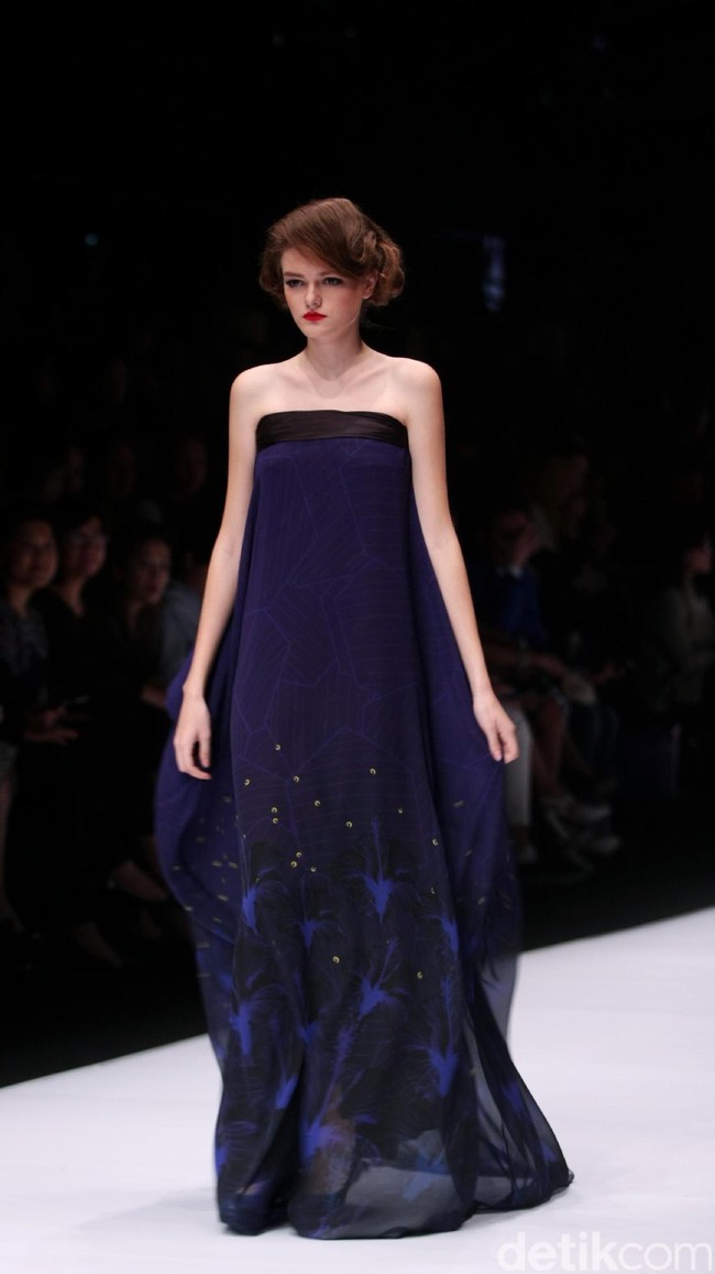 Koleksi terbaru dari busana Billy Tjong di Jakarta Fashion Week 2017. Senayan City. Jakarta. [Foto: Mohammad Abduh/Wolipop]
