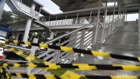 Curamnya anak tangga terutama terasa ketika turun. Jika cuaca hujan dikhawatirkan permukaan tangga yang terbuat dari besi menjadi licin dan membahayakan pengguna.