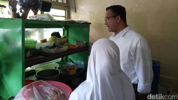 Anies sapa pedagang pecel di Pulo Gadung