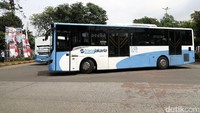 Bus TransJakarta pun harus memutar balik dan tidak sampai Halte Ragunan.