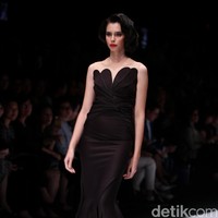 Koleksi terbaru dari busana Billy Tjong di Jakarta Fashion Week 2017. Senayan City. Jakarta. [Foto: Mohammad Abduh/Wolipop]