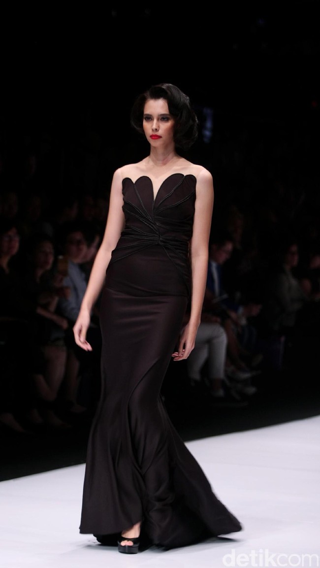 Koleksi terbaru dari busana Billy Tjong di Jakarta Fashion Week 2017. Senayan City. Jakarta. [Foto: Mohammad Abduh/Wolipop]