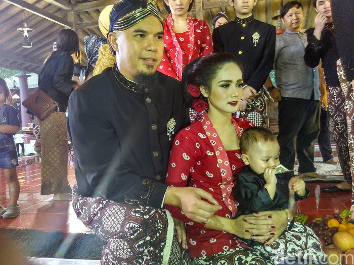 Intip Tradisi Tedak Siten Putra Ahmad Dhani