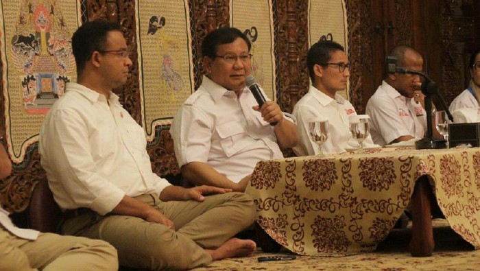 Prabowo makan dengan relawan Anies-Sandiaga