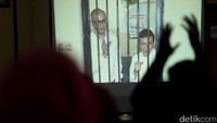 Kasus ini terus mendapat perhatian dari masyarakat yang semakin menyadari ketidakbenaran dari tuduhan-tuduhan kasus ini. Front Mahasiswa Hukum Indonesia (FROMHI) menjadikan kasus ini sebagai contoh dari ketidaktransparanan dan ketidakadilan proses hukum di Indonesia.