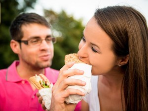 Catat! Ini Daftar Makanan dan Minuman yang Bisa Bikin Cepat Tua