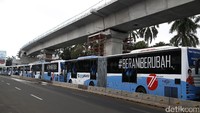 Bus Transjakarta mengantre untuk memasuki Terminal Blok M, Jakarta, Selasa (10/01/2017).