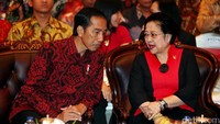 Jokowi berbincang dengan Megawati.