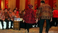 Petugas berusaha mengamankan sang nenek.