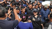 Keduanya disambut meriah warga.
