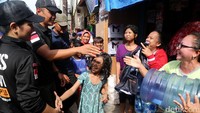 Tak lupa cagub DKI Jakarta nomor urut satu itu terlihat menyapa sejumlah warga.