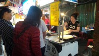 Aneka jajanan kuliner juga dijual di Shilin Night Market. Satu yang cukup unik adalah ini, Frying Milk alias susu yang digoreng. Enak! (Wahyu/detikTravel)