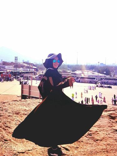 Foto: Manisnya Istri Denny Cagur yang Kini Berhijab