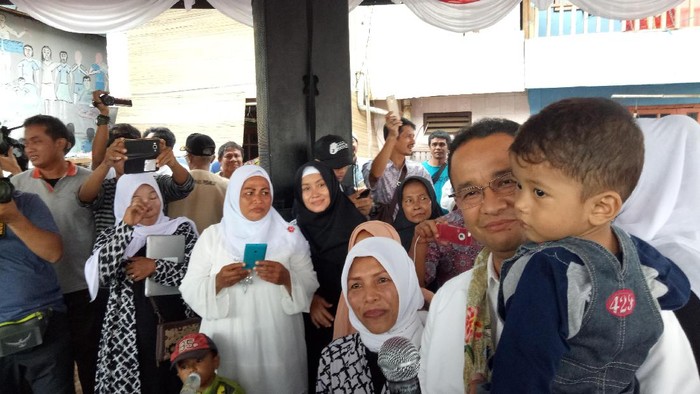 Kalungkan Kain Gendong ke Anies, Ibu ini Titip Masa Depan Cucunya