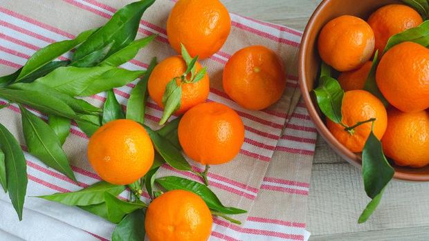 Buah jeruk yang mengandung vitamin C.