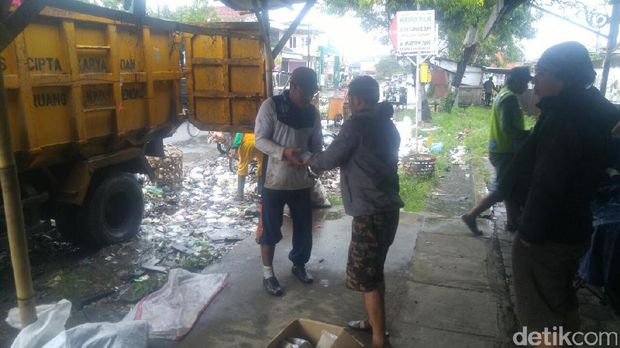 Warna-warni Sedekaholic yang Tularkan Hobi Sedekah Tiap Jumat