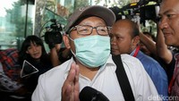 Pantauan di lokasi, Anas tiba di gedung KPK, Jalan HR Rasuna Said, Jakarta Selatan, Selasa (10/1/2017), sekitar pukul 14.57 WIB. Dia datang menggunakan masker dan topi warna cokelat.