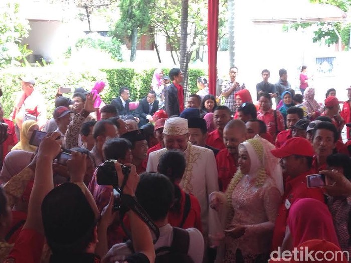 Usai Ijab Kabul, Wawali Surabaya Diarak ke Kantor PDIP