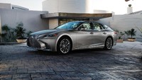 Lexus LS anyar ini merupakan produk Lexus pertama dengan desain enam sisi jendela, serta konsumen juga ditawarkan dengan lima pilihan desain pelek baru, dua yang terbaru adalah desain pelek 19 inci dan 20 inci.