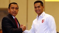 Tono Suratman (kiri) dan Anindya Novyan Bakrie (kanan) melakukan salam komando di Hotel Westin Kuningan, Jakarta.