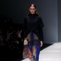 Koleksi desainer asal korea selatan Lie Sang Bong mengusung tema Fashion Futures Jakarta Fashion Week 2017. di Senayan City. Jakarta. [Foto: Mohammad Abduh/Wolipop]