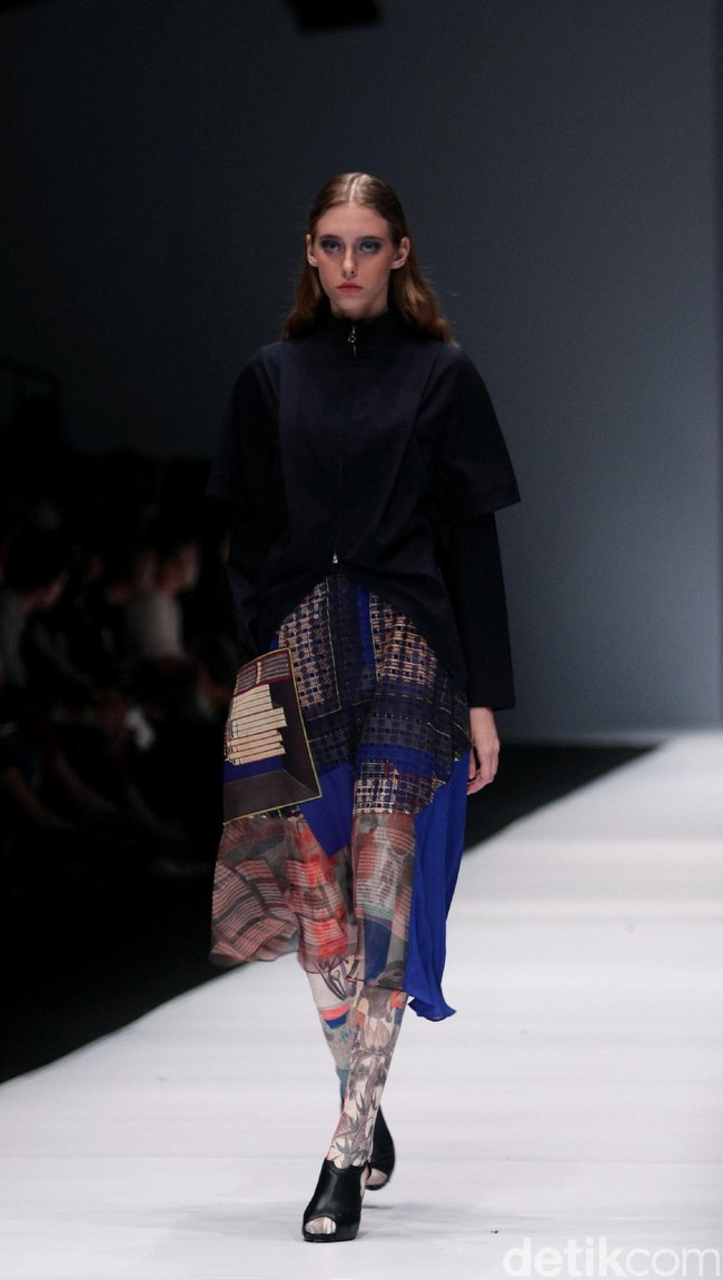 Koleksi desainer asal korea selatan Lie Sang Bong mengusung tema Fashion Futures Jakarta Fashion Week 2017. di Senayan City. Jakarta. [Foto: Mohammad Abduh/Wolipop]