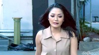 Sibad tampil seksi dengan long shirt dan sandal. Pool/Noel/detikFoto.