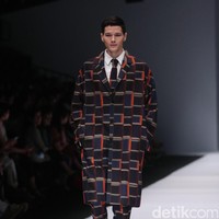 Koleksi desainer asal korea selatan Lie Sang Bong mengusung tema Fashion Futures Jakarta Fashion Week 2017. di Senayan City. Jakarta. [Foto: Mohammad Abduh/Wolipop]
