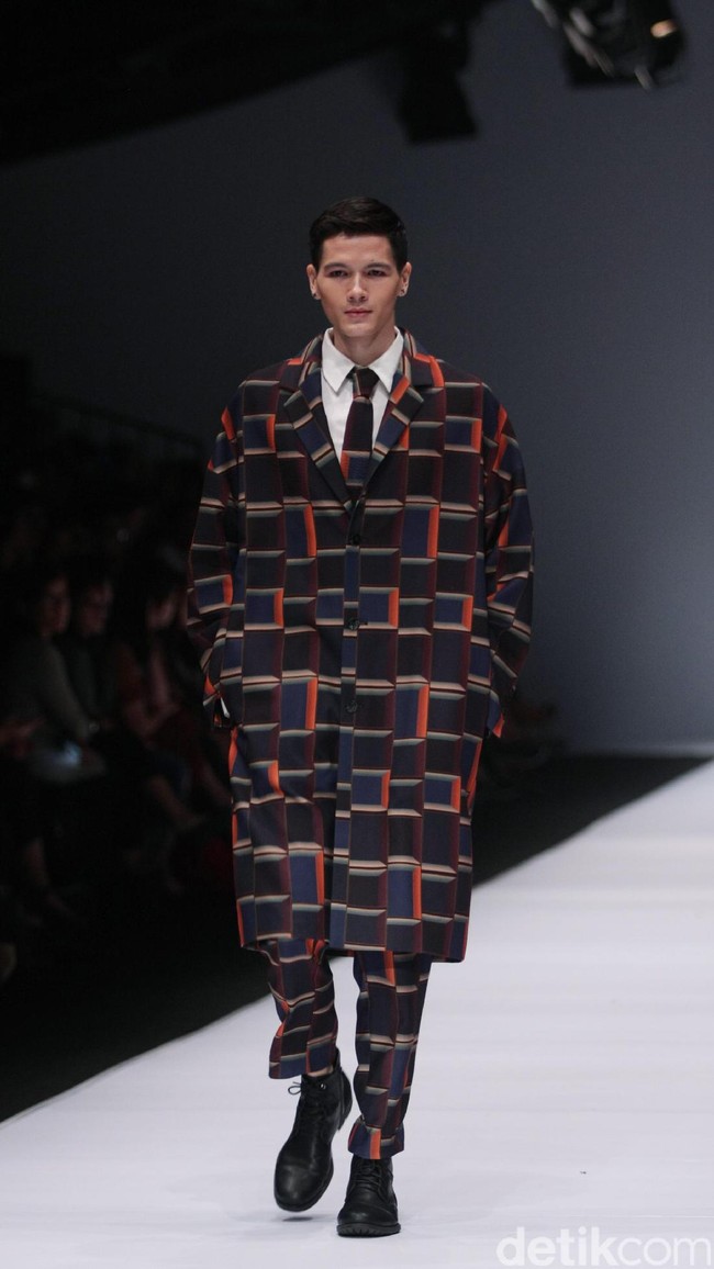 Koleksi desainer asal korea selatan Lie Sang Bong mengusung tema Fashion Futures Jakarta Fashion Week 2017. di Senayan City. Jakarta. [Foto: Mohammad Abduh/Wolipop]