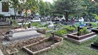 Di samping gereja juga terletak sejumlah makam keturunan Portugis. Hanya mereka yang beragama nasrani dan keturunan Portugis asli yang bisa dimakamkan di sini (Bona/detikTravel)