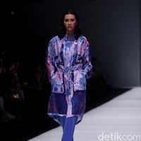 Koleksi desainer asal korea selatan Lie Sang Bong mengusung tema Fashion Futures Jakarta Fashion Week 2017. di Senayan City. Jakarta. [Foto: Mohammad Abduh/Wolipop]