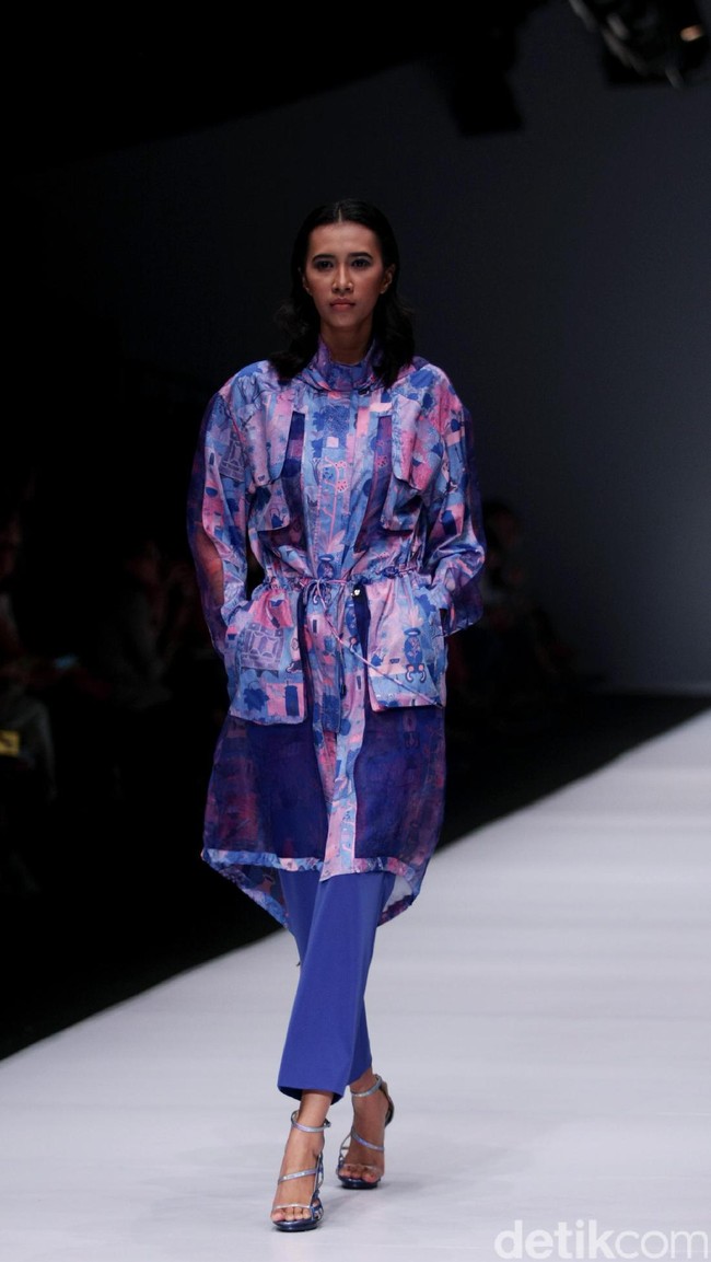 Koleksi desainer asal korea selatan Lie Sang Bong mengusung tema Fashion Futures Jakarta Fashion Week 2017. di Senayan City. Jakarta. [Foto: Mohammad Abduh/Wolipop]