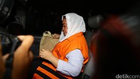 Sri Hartini meninggalkan gedung KPK usai diperiksa terkait kasus suap promosi jabatan di Pemerintah Kabupaten (Pemkab) Klaten.