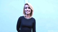 Sheila tampak mengenakan dress hitam dan sneakers berwarna emas. Pool/Noel/detikFoto.