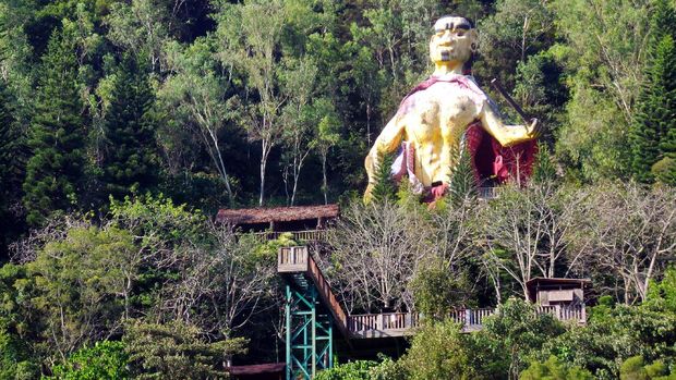 Patung Mona Rudao terletak di atas bukit (Wahyu/detikTravel)  