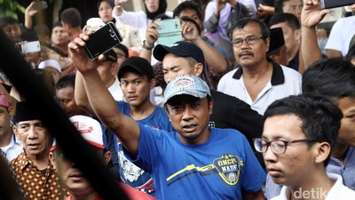 Kerabat dan Aremania Melayat Almarhum AK