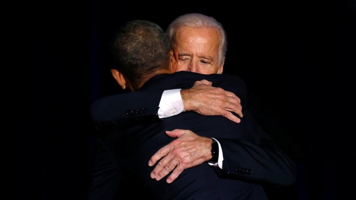 U.S. President Barack Obama is joined onstage by Vice President Joe Biden after his farewell address in Chicago, Illinois, U.S. January 10, 2017. REUTERS/Jonathan Ernst