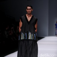 Koleksi desainer asal korea selatan Lie Sang Bong mengusung tema Fashion Futures Jakarta Fashion Week 2017. di Senayan City. Jakarta. [Foto: Mohammad Abduh/Wolipop]