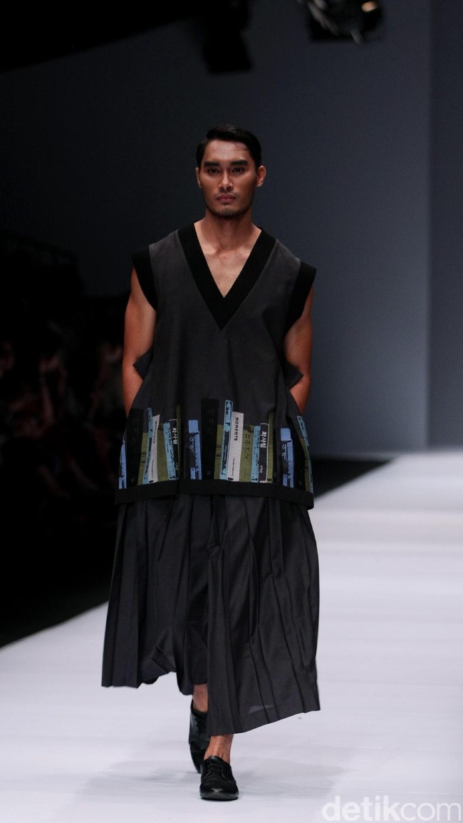 Koleksi desainer asal korea selatan Lie Sang Bong mengusung tema Fashion Futures Jakarta Fashion Week 2017. di Senayan City. Jakarta. [Foto: Mohammad Abduh/Wolipop]