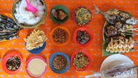 Inilah penampilan menu seafood khas Rumah Makan Ibu Entin yang legendaris di Banten. Ada ikan, cumi dan udang bakar, sate bandeng dan otak-otak (Fitraya/detikTravel)